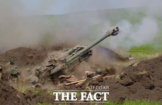 우크라이나 육군 포병이 미국제 M777 155mm 곡사포를 발사하고 있다. /발레리 잘루지니 우크라이나 육군총사령관 페이스북