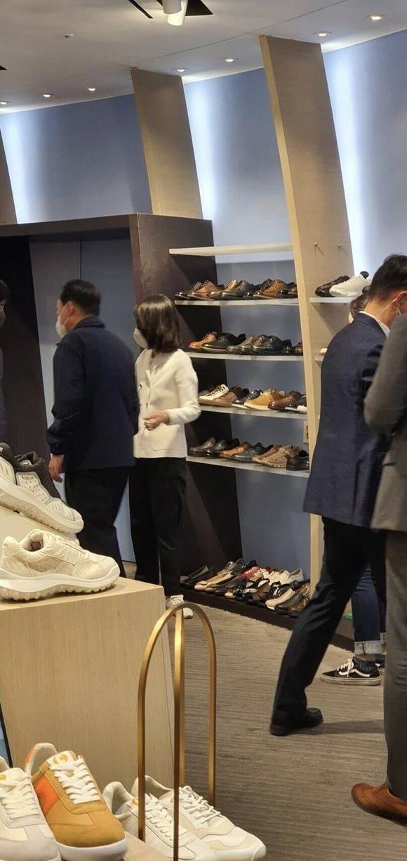 김건희 여사가 14일 신세계 강남점의 한 신발 매장에서 제품을 살펴보고 있다. /온라인 커뮤니티 갈무리