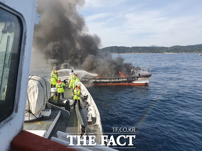 울진군 기성면 사동항 동방 2해리 해상에서 조업 중이던 연안자망어선 A(7.95t,승선원2명) 호에서 원인을 알 수 없는 화재가 발생해 해경이 진화에 나섰다/울진해경 제공