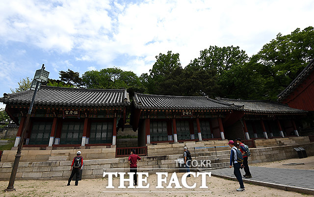 청와대를 찾은 시민들이 칠궁을 관람하고 있다. 칠궁은 조선시대 때 왕을 낳은 후궁들의 위패를 모신 곳이다.
