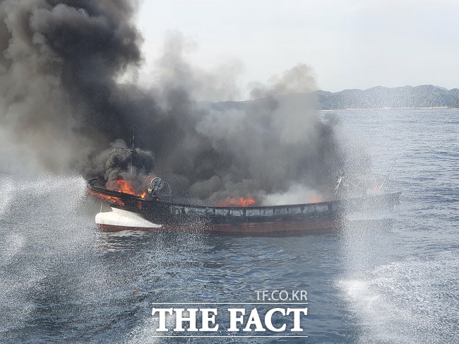 울진군 기성면 사동항 동방 2해리 해상에서 조업 중이던 연안자망어선 A(7.95t,승선원2명) 호에서 원인을 알 수 없는 화재가 발생해 해경이 진화를 하고 있다/울진해경 제공