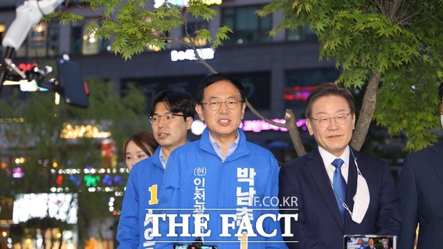 민주당 박남춘(가운데) 인천시장 후보가 인천 계양을 국회의원 보궐선거에 출마한 이재명(오른쪽) 후보와 기념촬영 하고있다. 사진/박남춘 후보 캠프 제공