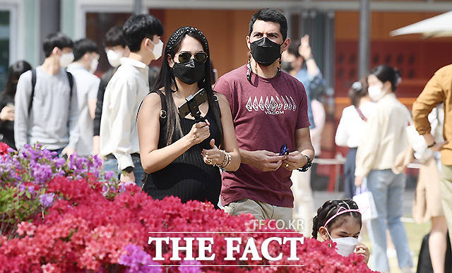 17일 화요일은 한낮 최고 기온이 28도까지 오르며 덥겠다. 그러나 일교차가 10도 이상으로 건강 관리에 주의가 당부된다. 서울 송파구 석촌호수 일대를 찾은 외국인 관광객이 가벼운 옷차림으로 나들이를 즐기는 모습. /이새롬 기자