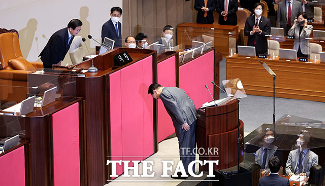 박병석 국회의장과 인사하는 윤 대통령.