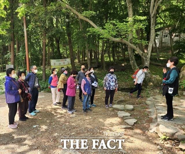 사천시는 역사, 문화, 경관을 활용, 문화관광해설사와 함께 걸으면서 둘러보는 도보 투어 ‘함께 소원 담길’을 운영한다./사천시 제공