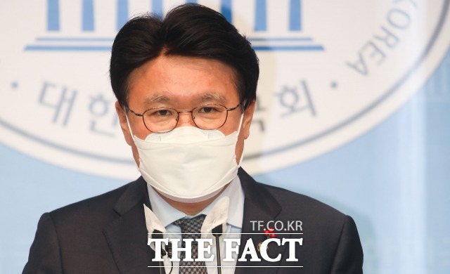 황운하(사진) 민주당 의원 측은 김기현 전 울산시장 관련 의혹을 담당한 수사팀이 명백한 증거 기록도 누락하는 등 징계양정 기준상 파면까지 가능했음에도 인사 발령에 그쳤다는 입장이다. /남윤호 기자