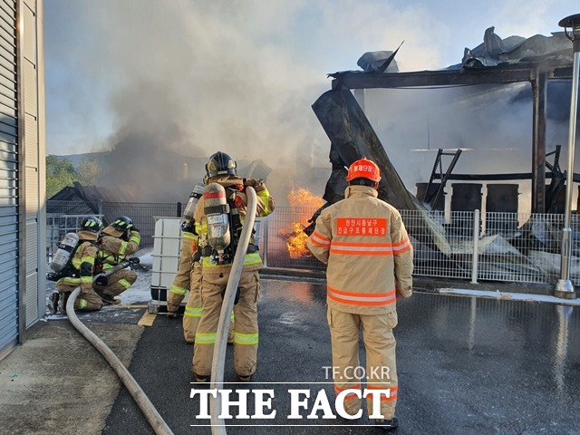 천안 한 화학물질 공장에서 화재가 발생해 소방당국이 불을 끄고 있다. / 천안동남소방서 제공