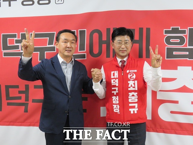 박희진 전 대전시의원(사진 왼쪽)이 최충규 대덕구청장 후보에 대한 지지를 선언하고 기념 촬영을 하고 있다. / 대전 = 김성서 기자