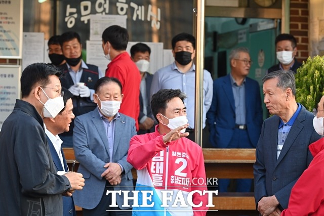 김태흠 충남지사 후보가 16일 천안 삼안여객에 방문해 지지를 호소하고 있다. / 김태흠 후보 캠프 제공