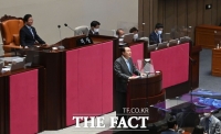  '파란 넥타이' 尹 대통령, 야당 의석 파고 들며 '협치'