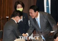  '대통령과 국회의원'으로 만난 윤석열-박범계, '미소로 인사' [TF포착]