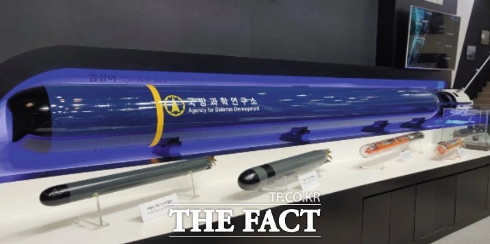 2019년 부산 벡스코에서 열린 국제해양방위산업전(MADEX)에 전시된 범상어. 어뢰 동체 표면에 개발자인 국방과학연구소가 선명하게 표시돼 있다. /제인스닷컴