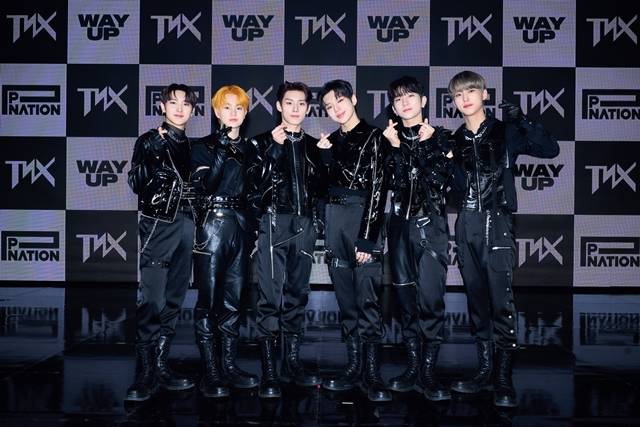 그룹 TNX가 17일 오후 서울 한남동 블루스퀘어 마스터카드홀에서 첫 번째 미니 앨범 WAY UP 쇼케이스를 개최하고 눈을 뗄 수 없는 화려한 퍼포먼스를 선보였다. /피네이션 제공