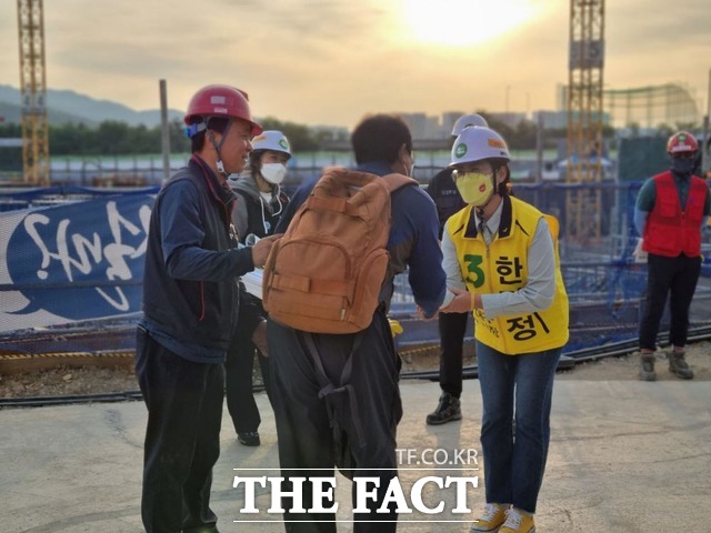 정의당 한민정 대구시장 후보는 ‘대구사람입니다’라는 캠페인을 통해 우리 사회에서 소외되고 주목받지 못하는 우리 이웃, 대구 시민과의 만남을 이어가고 있다. / 정의당 대구시당 제공