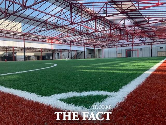 롯데마트가 제타플렉스 잠실점 옥상에 약 1300㎡(400여평) 규모의 풋살 경기장을 오픈했다. /롯데마트 제공