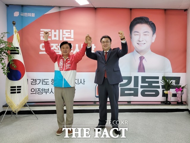 국민의힘 의정부시장 후보 자리를 놓고 치열한 당내 경선을 펼쳤던 임호석 시의원이 17일 김동근 후보 캠프를 방문해 지방선거 승리를 위해 전폭적인 지원활동을 펼치기로 했다. /김동근 후보 캠프 제공