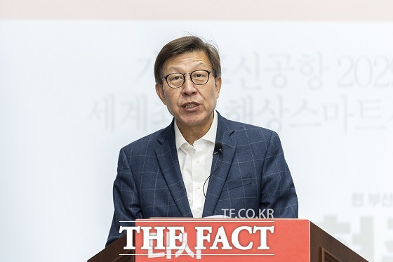 국민의힘 박형준 부산시장 후보는 17일 오전 9시50분 북항 컨벤션센터 5층 회의실에서 제2차 정책발표회를 열고 가덕도 신공항 조기 완공 플랜으로 국토부안을 앞당기겠다고 밝혔다. /부산=조탁만 기자.