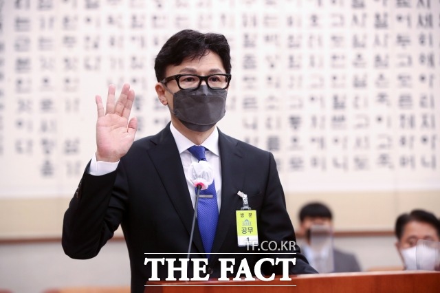 한동훈 법무부장관 후보자가 9일 서울 여의도 국회에서 열린 인사청문회에 출석해 선서를 하고 있다. /이선화 기자