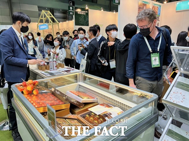 지난 5월 2일부터 6일까지 서울에서 열린 제15차 세계산림총회 참석자들이 임산물을 둘러보고 있다. / 산림청 제공