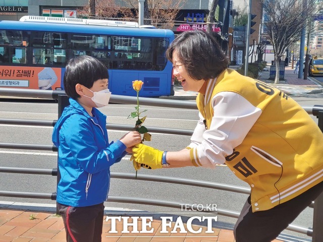 이정미 정의당 인천시장 후보가 5일 어린이날을 맞아 어린이에게 꽃을 전달하고 있다. /더팩트DB