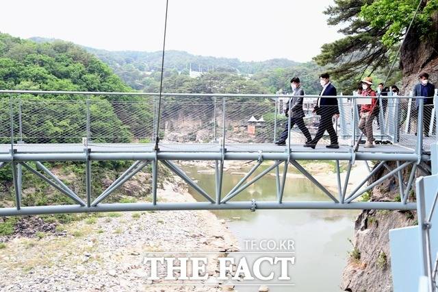이한규 경기도 행정2부지사, 최복수 강원도 행정2부지사 등을 비롯한 양도 관계자들이 한탄강 주상절리길 조성사업 현장을 방문, 추진상황 등을 공동 점검하는 시간을 가졌다. /경기도 제공