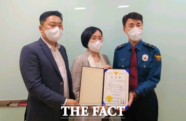 전주완산경찰서는 지난 17일 신속한 신고로 1700만원 전화금융사기 피해를 예방한 은행 직원에게 감사장과 함께 고마움을 전달했다. /전주완산서 제공