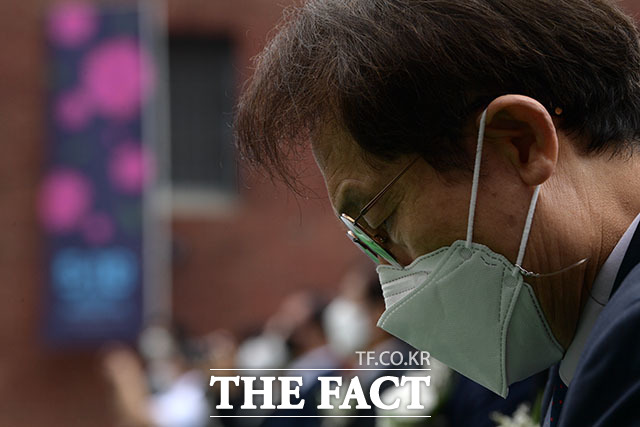 기념식에 참석한 조희연 서울시 교육감 후보가 고개를 떨군 채 추념사를 경청하고 있다.