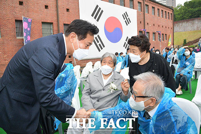 참석자들과 인사하는 오세훈 국민의힘 서울시장 후보(왼쪽).
