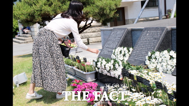18일 광주 금남로 민주광장에 마련된 헌화소에서 한 여성이 추모의 헌화를 하고 있다./광주=나윤상 기자