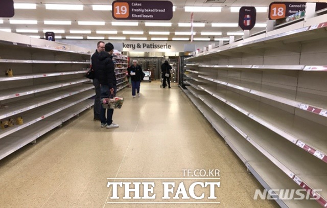 영국 런던의 한 수퍼마켓의 텅빈 판매대. 우크라이나 전쟁 이후 식료품 부족 우려가 커진 영국에서는 식료품 가격이 치솟으면서 물가가 급등함에 따라 시민들이 큰 생활고를 겪고 있다./뉴시스