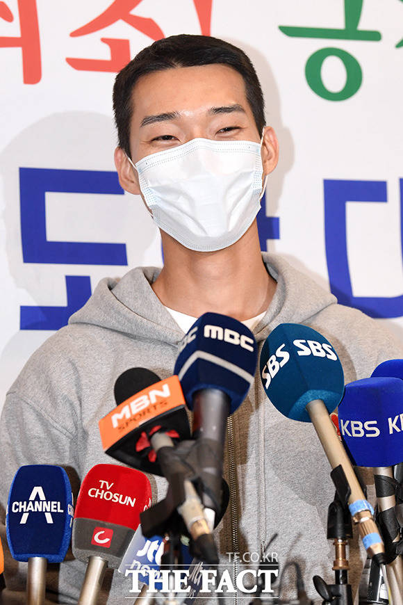 육상 다이아몬드리그 개막전에서 우승한 높이뛰기 선수 우상혁이 19일 오후 인천국제공항을 통해 귀국해 취재진의 질문에 답하고 있다.
