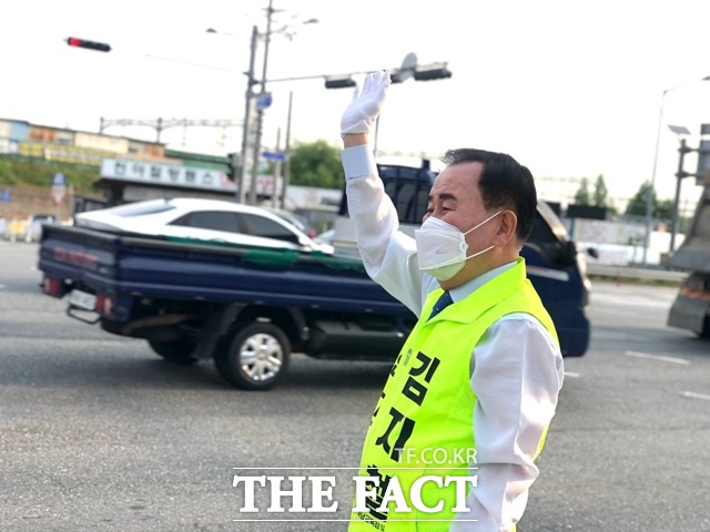 김지철 충남교육감 후보가 19일 선거운동을 하고 있다. / 천안 = 김아영 기자