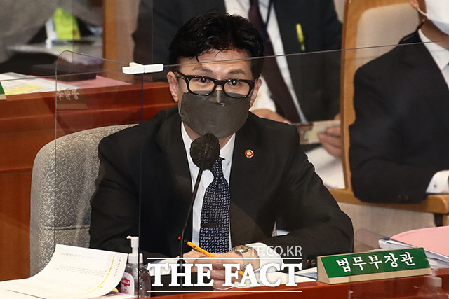 김한정 의원의 질의에 답하는 한 장관.