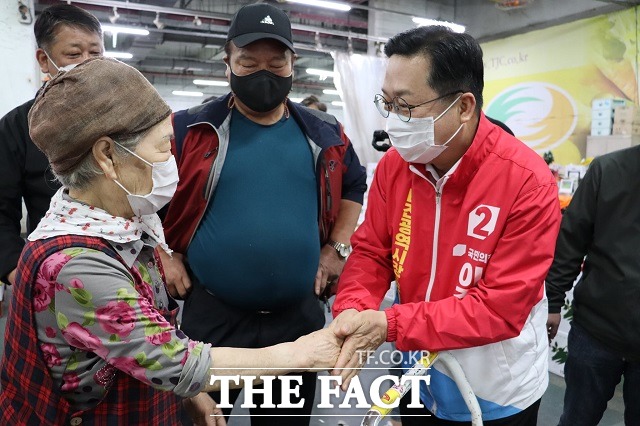 국민의힘 소속 이장우 대전시장 후보(사진 오른쪽)가 19일 대전 유성구 노은농수산물도매시장에서 상인들과 만나 지지를 호소하고 있다. / 이 후보 페이스북 캡쳐