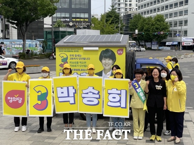 공식 선거운동 시작 첫날인 19일, 정의당 박송희 후보의 태양광유세차가 등장 행인들의 눈길을 끌고 있다. /광주=박호재 기자