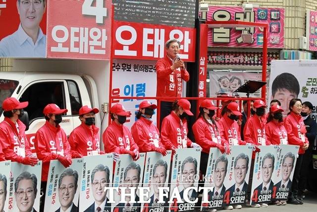 무소속 오태완 의령군수 후보가 19일 의령읍 리신당 앞에서 출정식을 갖고 공식선거운동에 돌입했다./의령=이경구 기자
