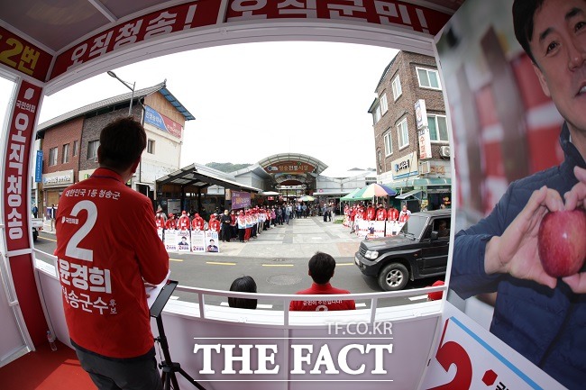 윤경희 청송군수 후보가 공식선거운동 첫날 재선을 향한 행보에 돌입했다/청송=이민 기자