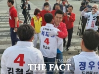  국민의힘 포항시장 이강덕 후보, 무소속 경북도의원 서재원 후보 ‘뜨거운 포옹’