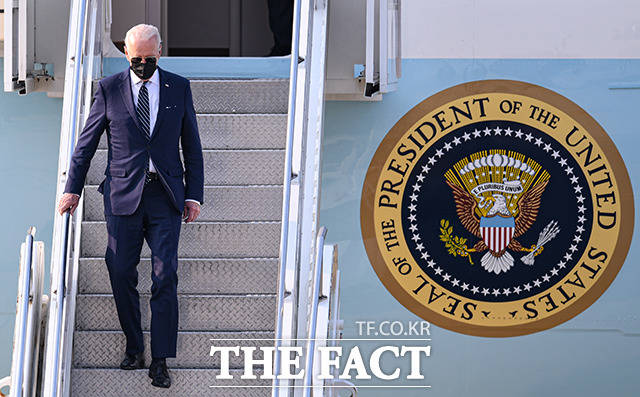 조 바이든 미국 대통령이 20일 오후 5시20분 쯤 경기도 오산 미 공군기지에 도착해 에어포스원에서 내려오고 있다./사진공동취재단