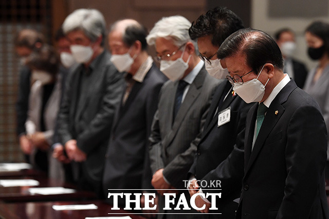 묵념하는 박병석 국회의장(오른쪽)과 참석자들.