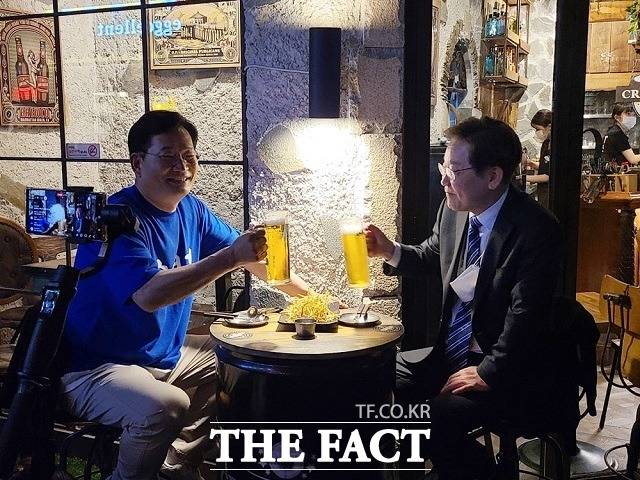지난 16일 송 후보와 이 후보가 서울 홍대 인근에서 만나 맥주를 마시고 있는 모습. /송다영 기자