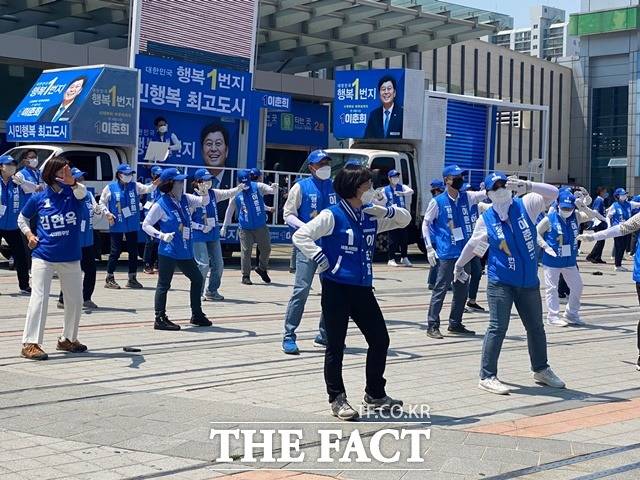 세종시의원 후보들이 선거송에 맞춰 단체 안무를 하고 있는 모습. / 세종 = 표윤지 기자