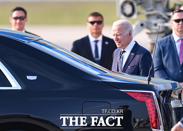 조 바이든 미국 대통령이 20일 오후 5시20분 쯤 경기도 오산 미 공군기지에 도착해 에어포스원에서 내려 차량에 탑승하고 있다./사진공동취재단