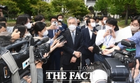  취재진에 둘러싸인 최강욱 의원 [포토]