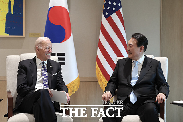 윤석열 대통령(오른쪽)과 조 바이든 미국 대통령이 21일 서울 용산 대통령실 청사 집무실에서 소인수 정상회담을 하고 있다. /뉴시스