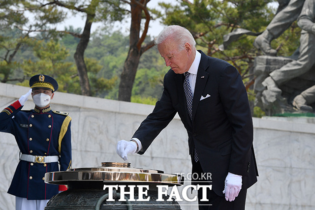 방한 중인 조 바이든 미국 대통령이 21일 오후 서울 동작구 국립서울현충원을 찾아 참배하고 있다. /사진공동취재단