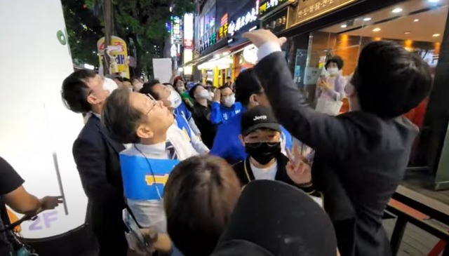 이재명 더불어민주당 인천 계양을 국회의원 보궐선거 후보가 20일 거리 유세 도중 60대 남성이 던진 철제그릇에 맞았다. /유튜브 채널 이재명 갈무리