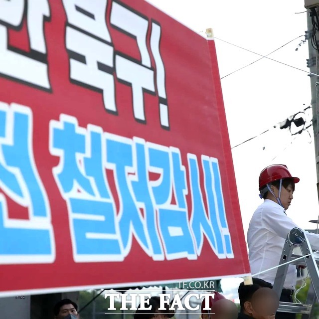 이준석 국민의힘 대표가 자당 후보의 선거 현수막이 연달아 훼손되자 연이어 광주를 찾아 직접 현수막을 걸고 있다. / 이준석 대표 페이스북 갈무리