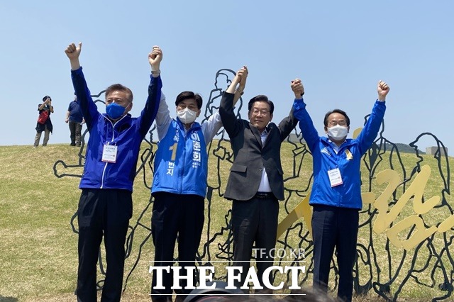 이재명 선대위원장은 세종호수공원 내 노무현공원에서 만세를 부르며 민주당 승리를 다짐했다. / 세종 = 표윤지 기자