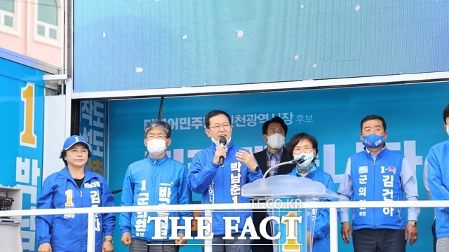 22일 더불어민주당 박남춘 인천시장 후보가 강화 풍물시장 집중 유세를 통해 지지를 호소하고 있다. 사진/박남춘 후보 캠프 제공